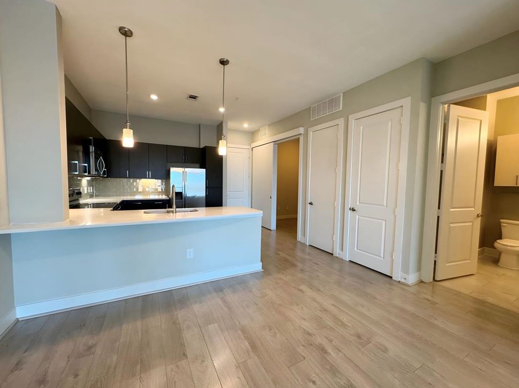 150 Sam Houston Pkwy, Houston TX 77060-1823 exterior