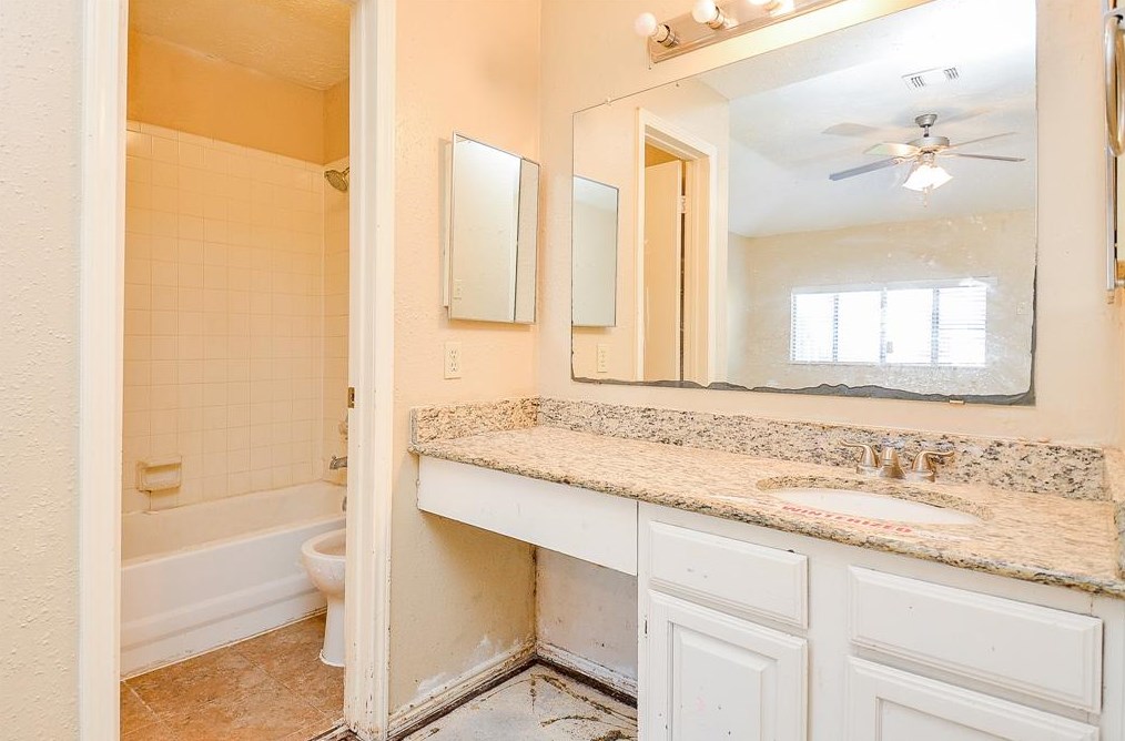 15402 Wildwood Gln Dr, Houston TX  77083-5515 exterior