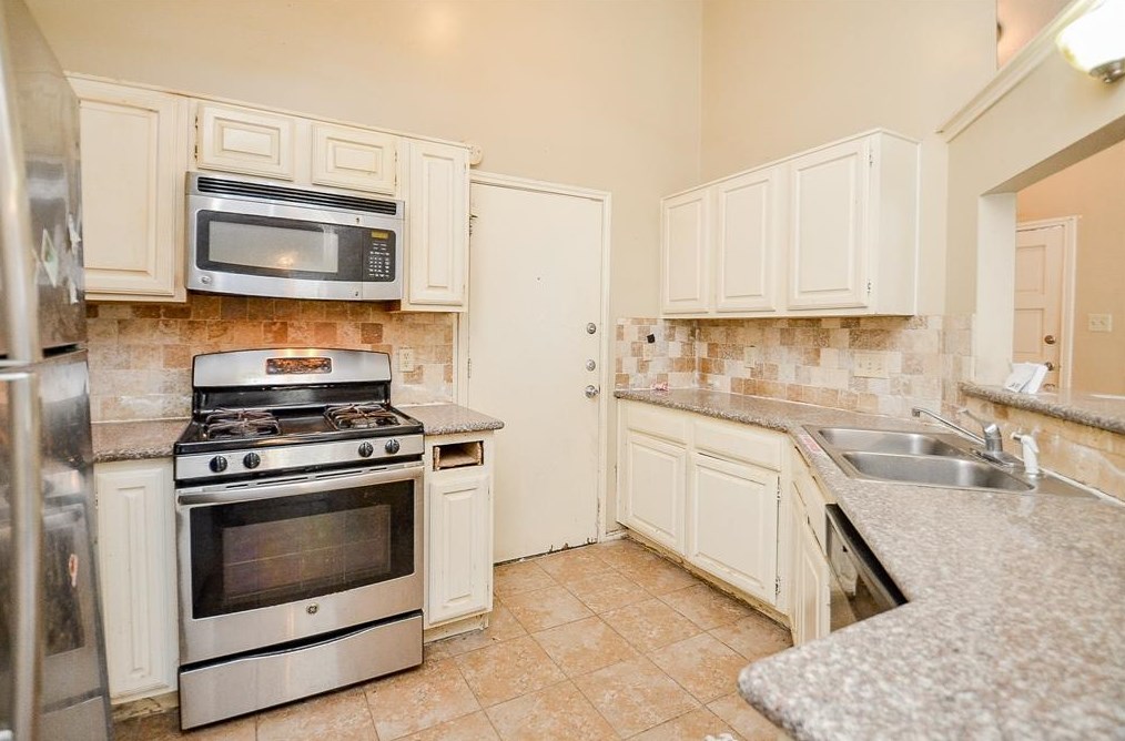 15402 Wildwood Gln Dr, Houston TX  77083-5515 exterior