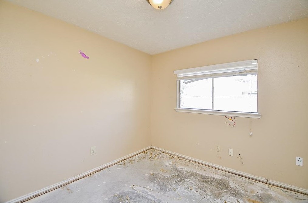 15402 Wildwood Gln Dr, Houston TX  77083-5515 exterior