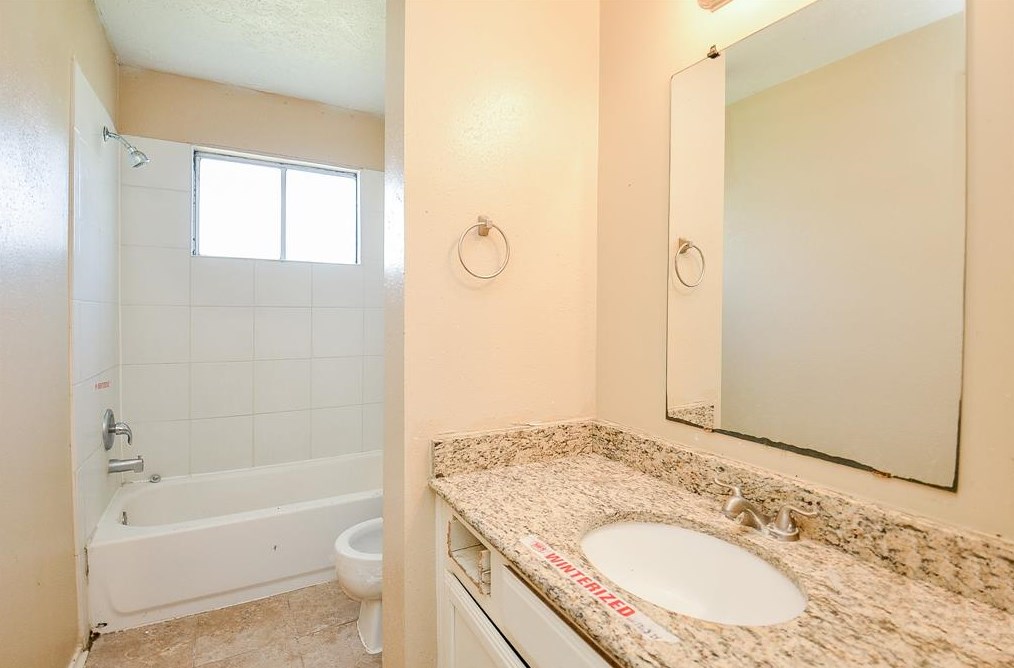 15402 Wildwood Gln Dr, Houston TX  77083-5515 exterior