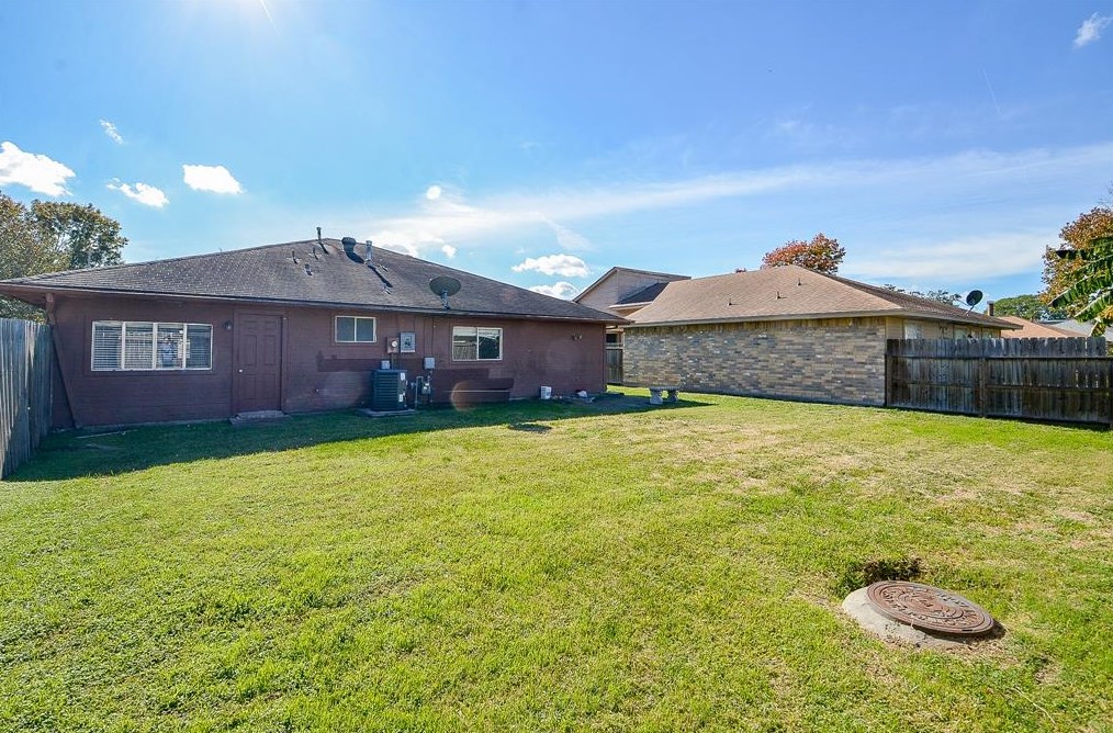 15402 Wildwood Gln Dr, Houston TX  77083-5515 exterior