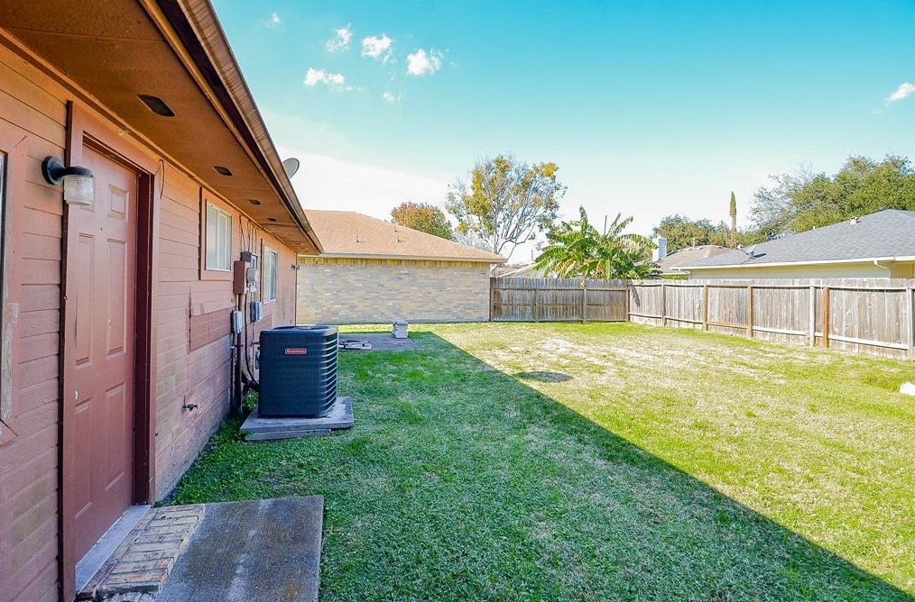 15402 Wildwood Gln Dr, Houston TX  77083-5515 exterior