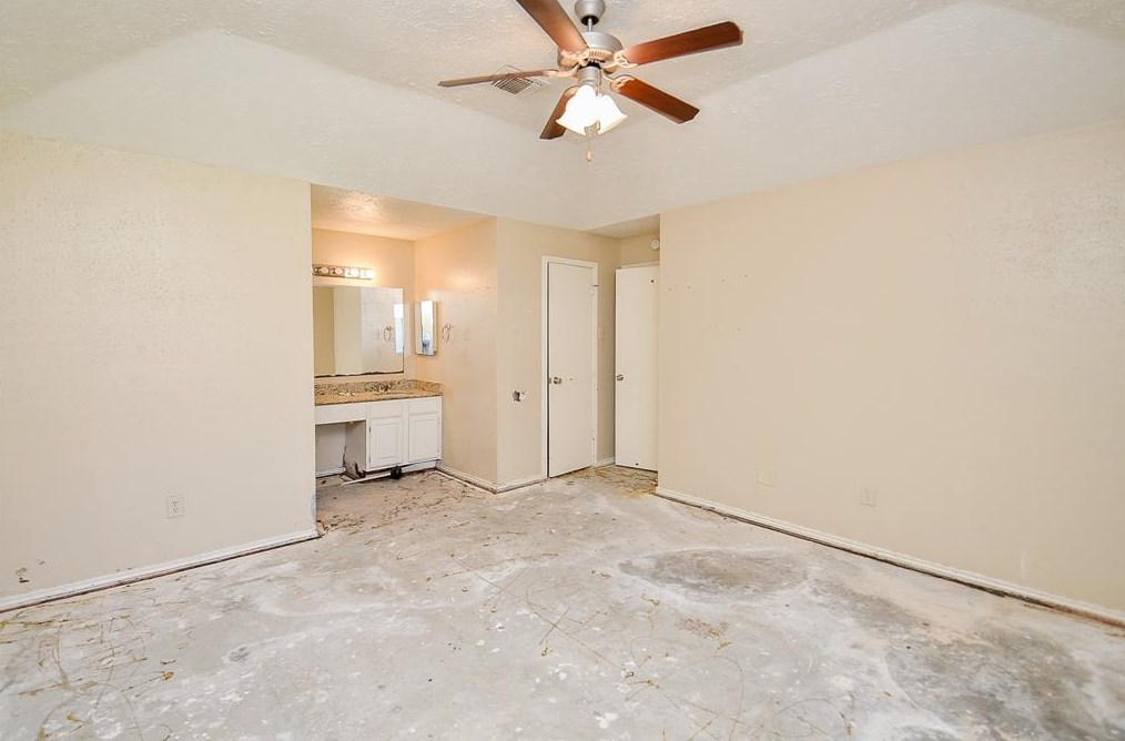 15402 Wildwood Gln Dr, Houston TX  77083-5515 exterior