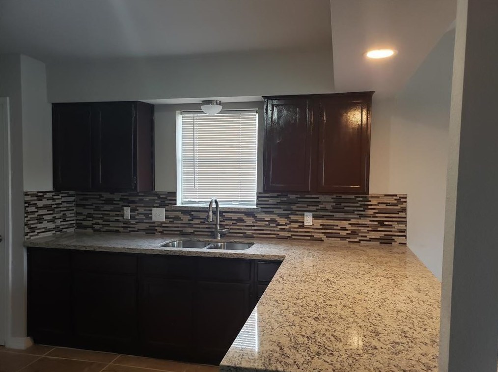 3304 Sandpiper Dr, Baytown TX  77521-1933 exterior