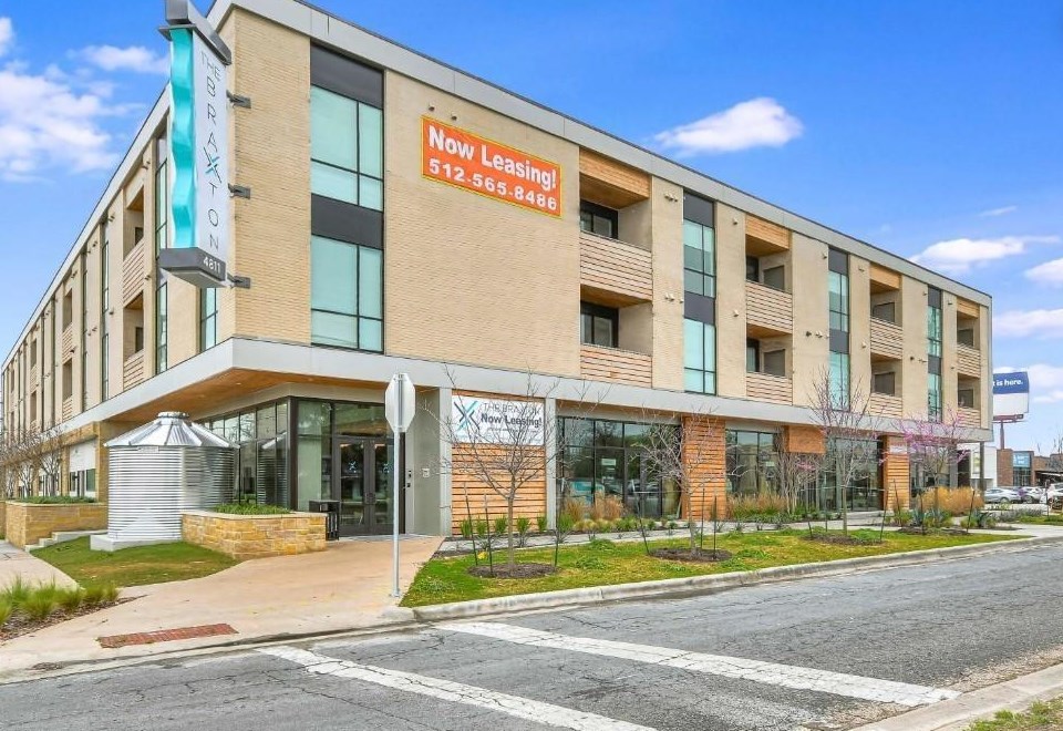 4811 Burnet Rd, Austin TX  78756-2828 exterior