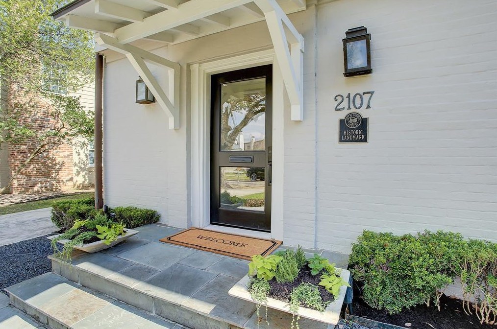 2107 Looscan Ln, Houston TX  77019-1507 exterior