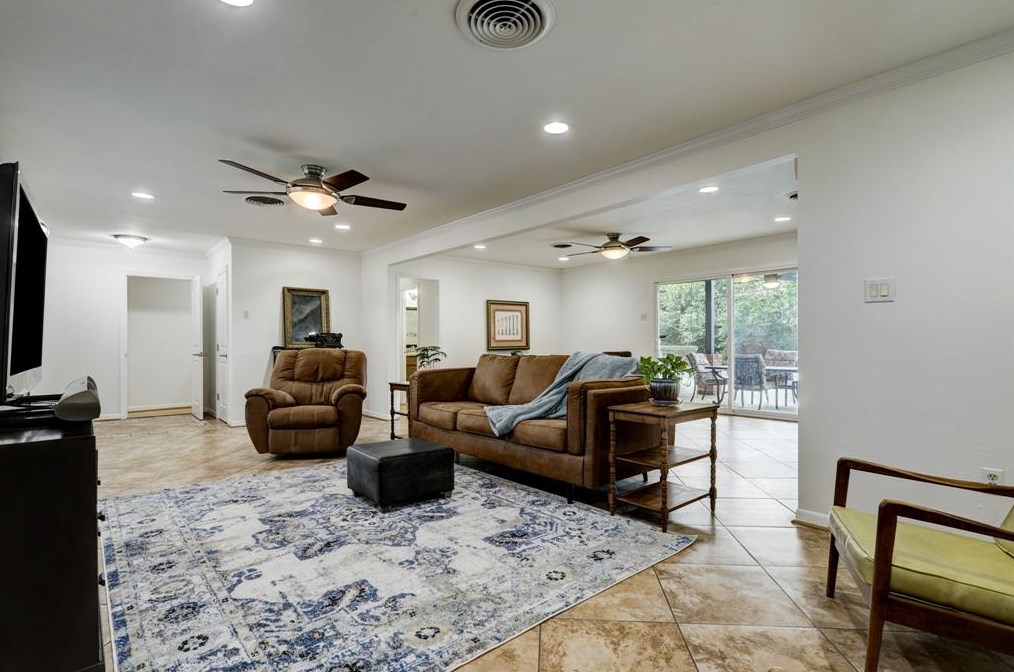 4609 Stillbrooke Dr, Houston TX  77096-5034 exterior