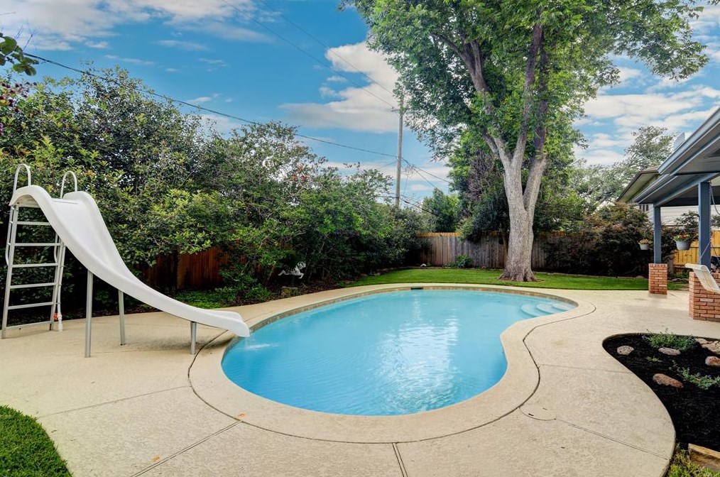 4609 Stillbrooke Dr, Houston TX  77096-5034 exterior