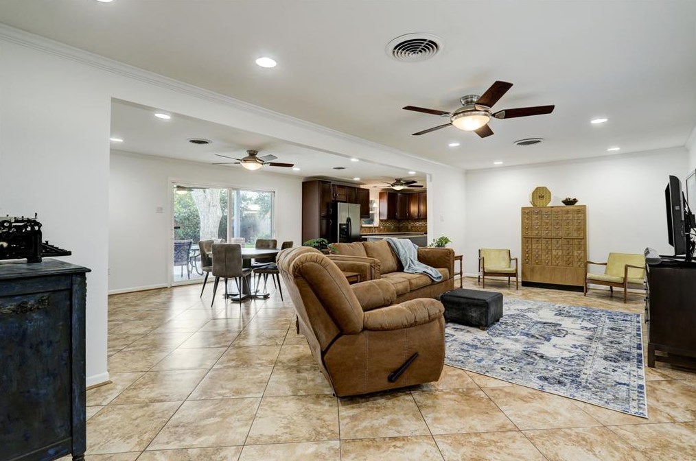 4609 Stillbrooke Dr, Houston TX  77096-5034 exterior