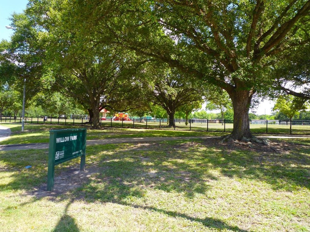 4609 Stillbrooke Dr, Houston TX  77096-5034 exterior