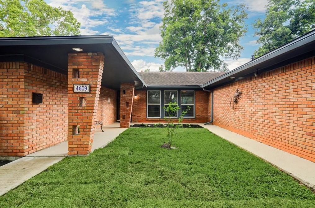 4609 Stillbrooke Dr, Houston TX  77096-5034 exterior