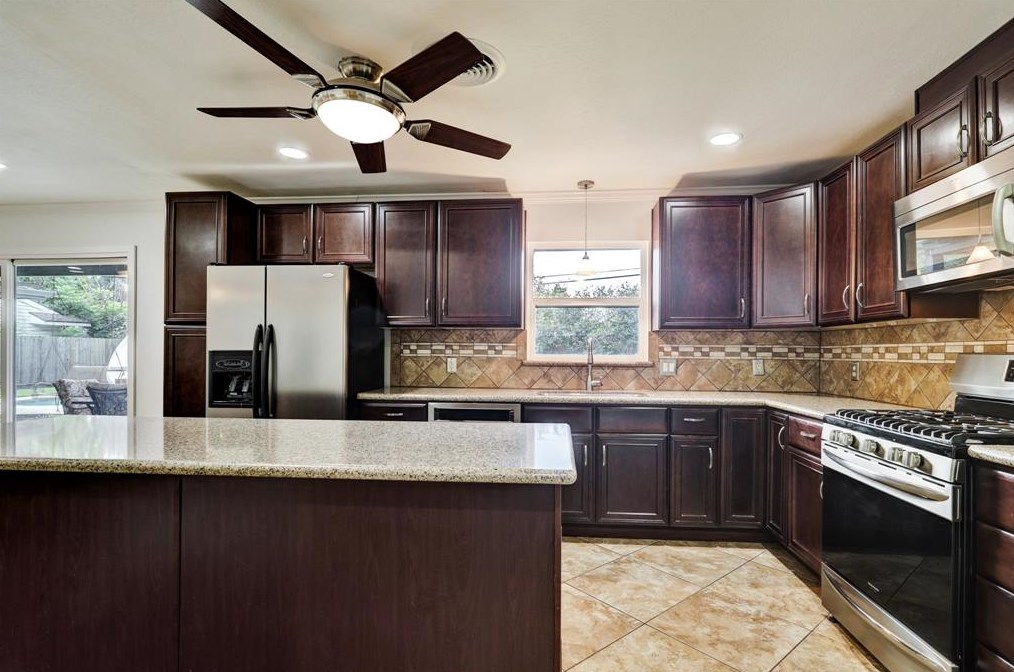 4609 Stillbrooke Dr, Houston TX  77096-5034 exterior