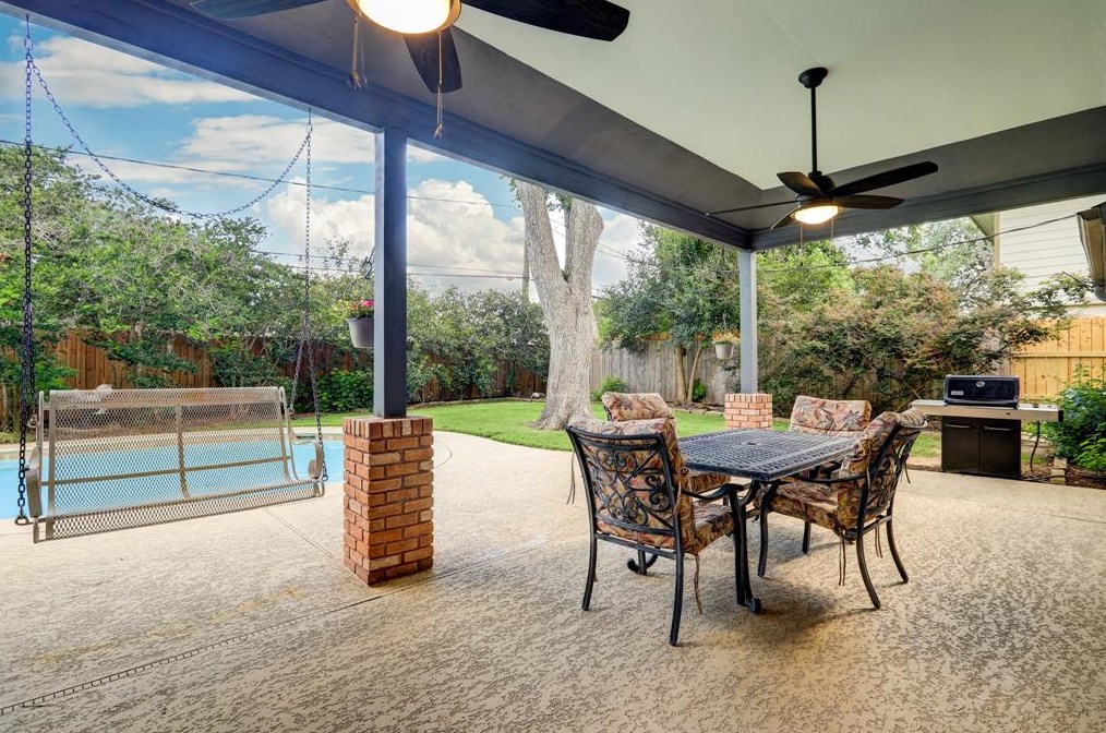 4609 Stillbrooke Dr, Houston TX  77096-5034 exterior
