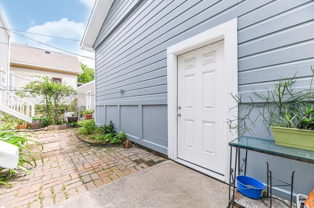 1219 Sealy St, Galveston TX 77550-4029 exterior