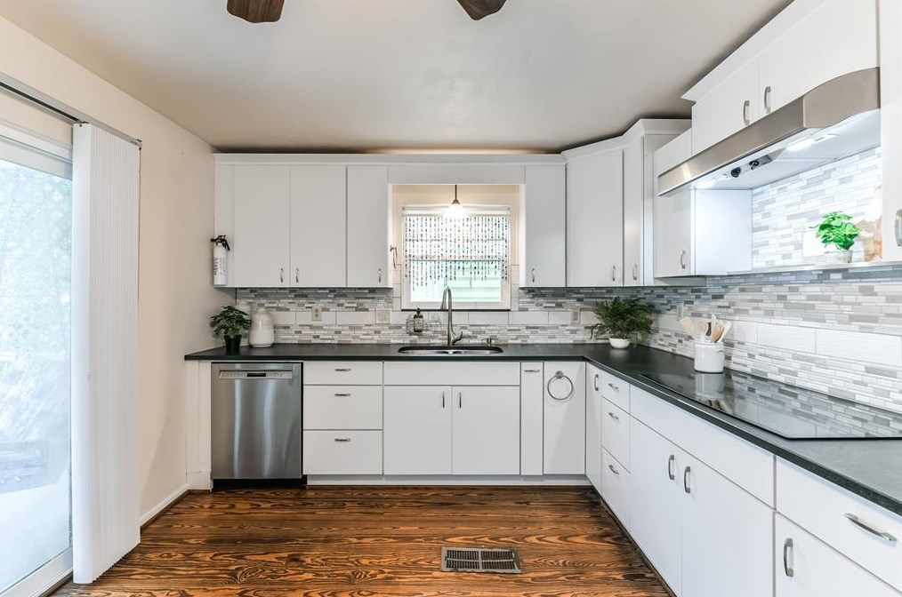 1219 Sealy St, Galveston TX 77550-4029 exterior