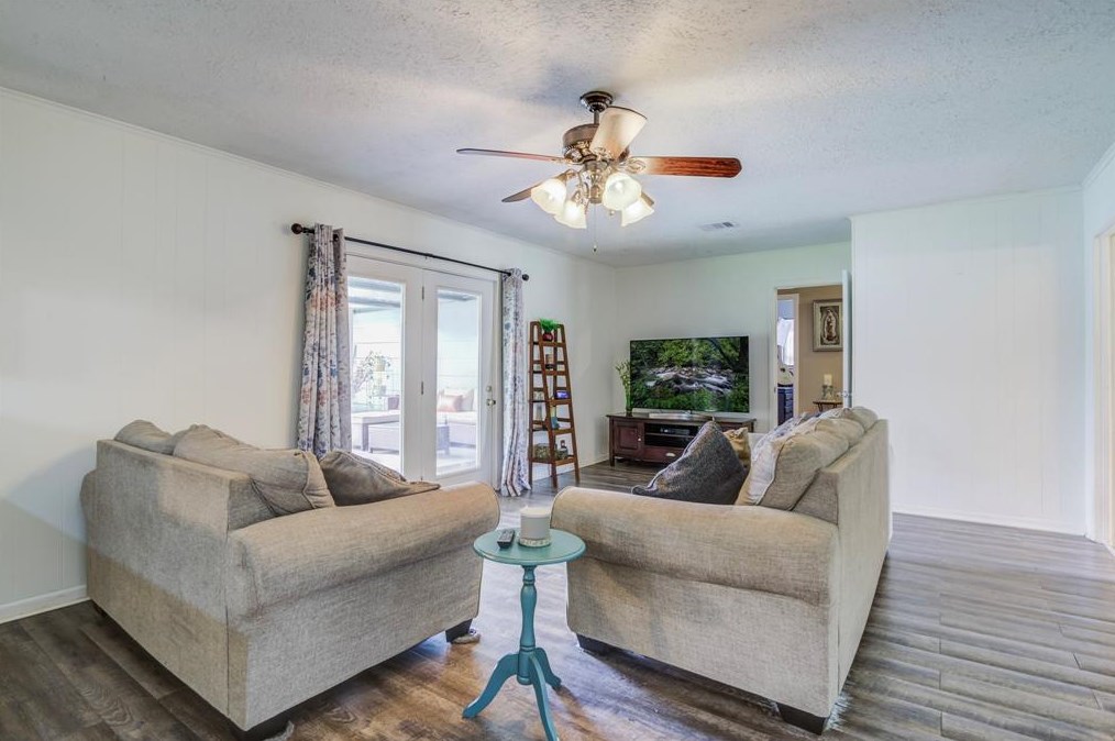 801 Busse Cir, Pasadena TX 77503-2206 exterior