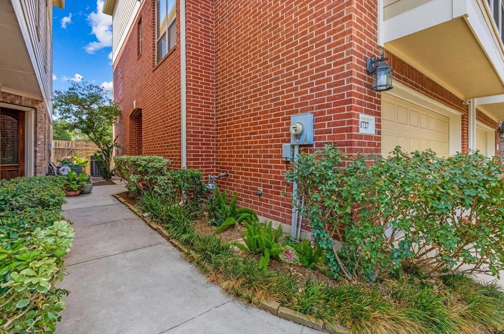 1727 Stacy Crst, Houston TX  77008-3488 exterior