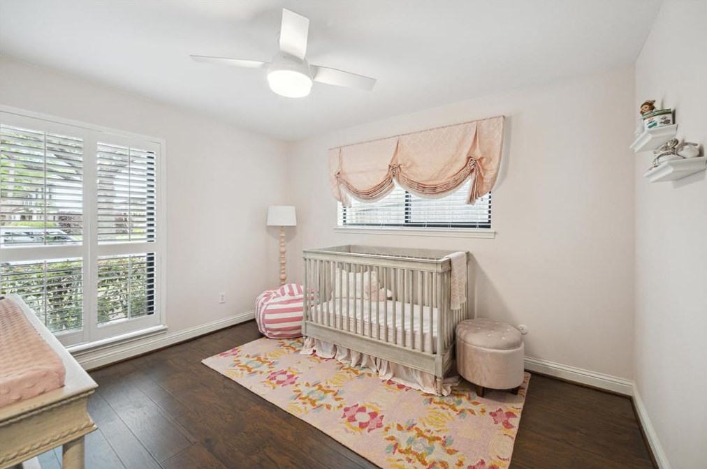 802 Walnut Bnd, Houston TX  77042-3013 exterior