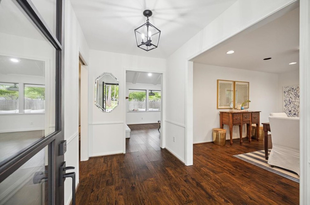 802 Walnut Bend Ln, Houston TX  77042-1425 exterior