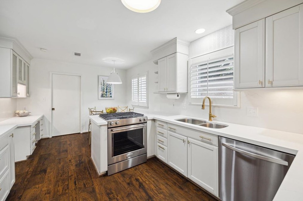 802 Walnut Bnd, Houston TX  77042-3013 exterior