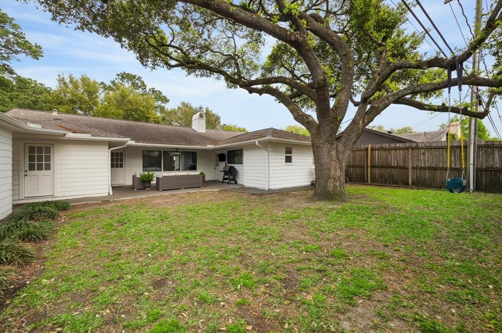 802 Walnut Bnd, Houston TX  77042-3013 exterior