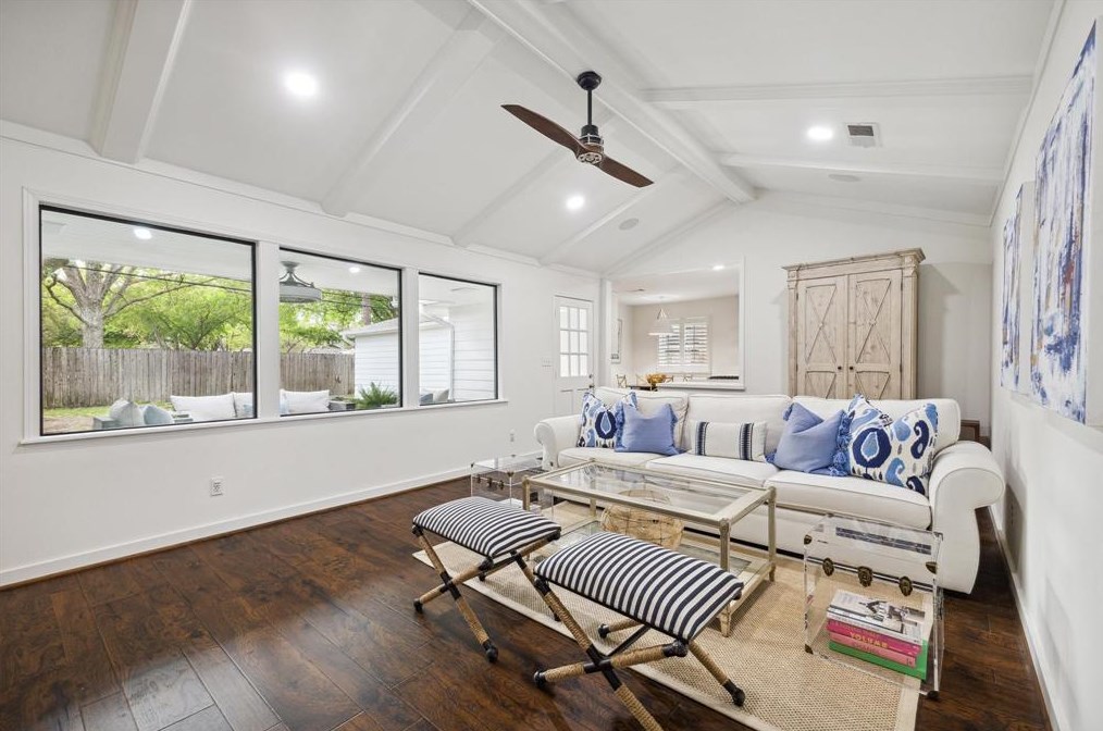 802 Walnut Bnd, Houston TX  77042-3013 exterior