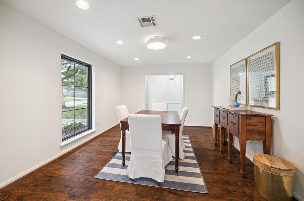 802 Walnut Bnd, Houston TX  77042-3013 exterior