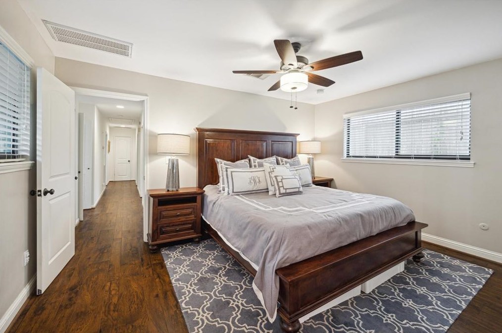 802 Walnut Bnd, Houston TX  77042-3013 exterior