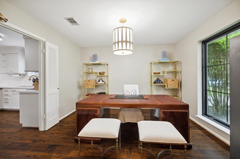 802 Walnut Bnd, Houston TX  77042-3013 exterior