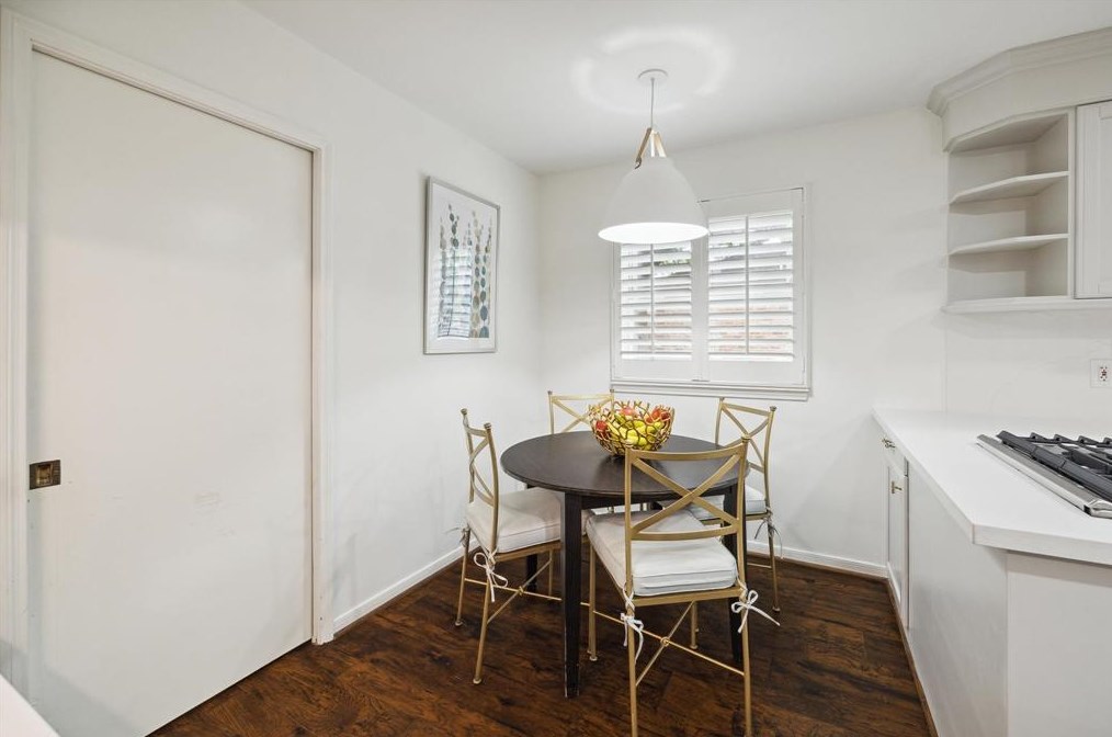 802 Walnut Bnd, Houston TX  77042-3013 exterior