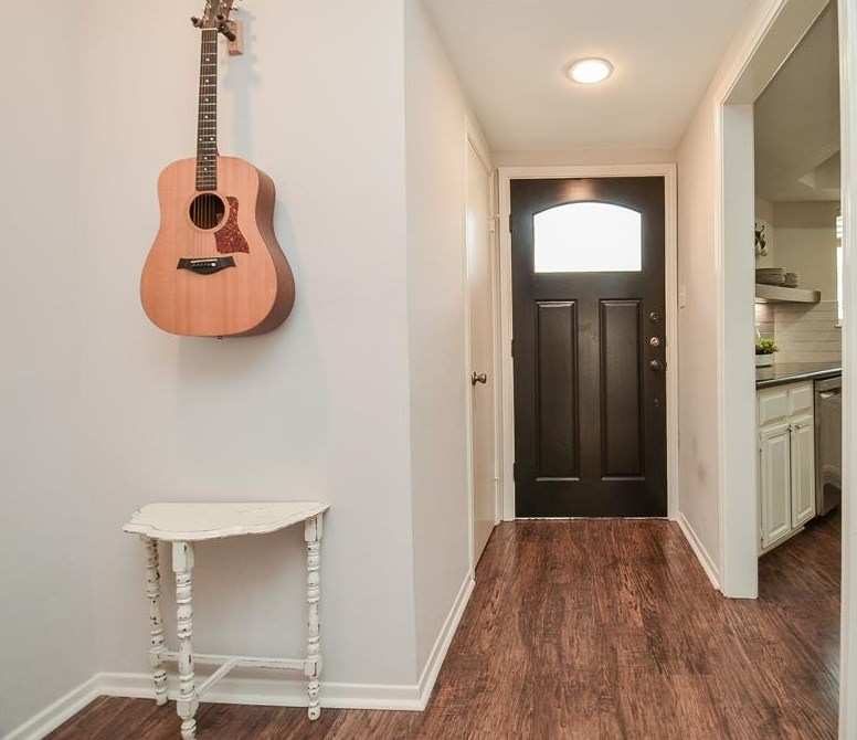 922 Memorial Village Dr, Houston TX  77024-4428 exterior