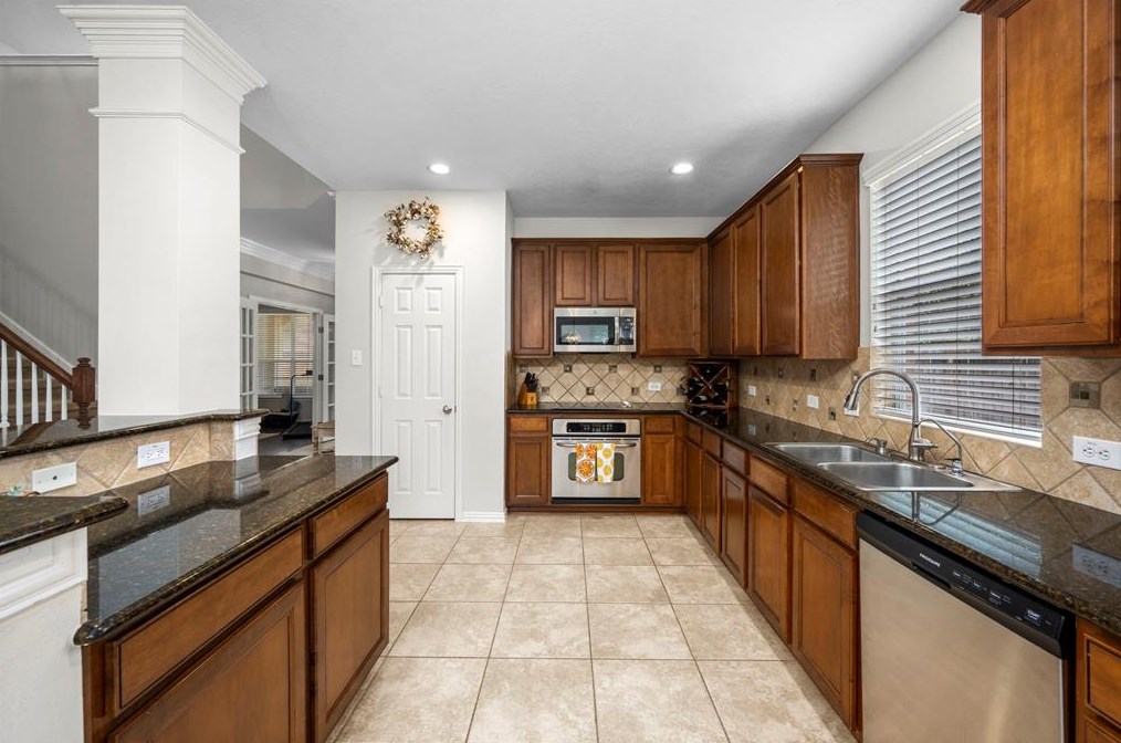 12104 Willow Brk Ln, Pearland TX  77584-6540 exterior