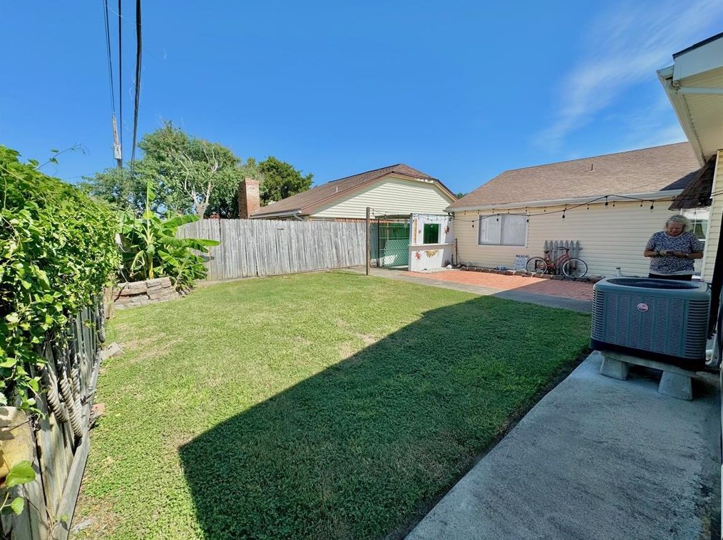 3511 Dominique Dr, Galveston TX 77551-1610 exterior