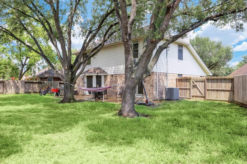 7203 Eldridge Mdw Ct, Houston TX  77041-1733 exterior