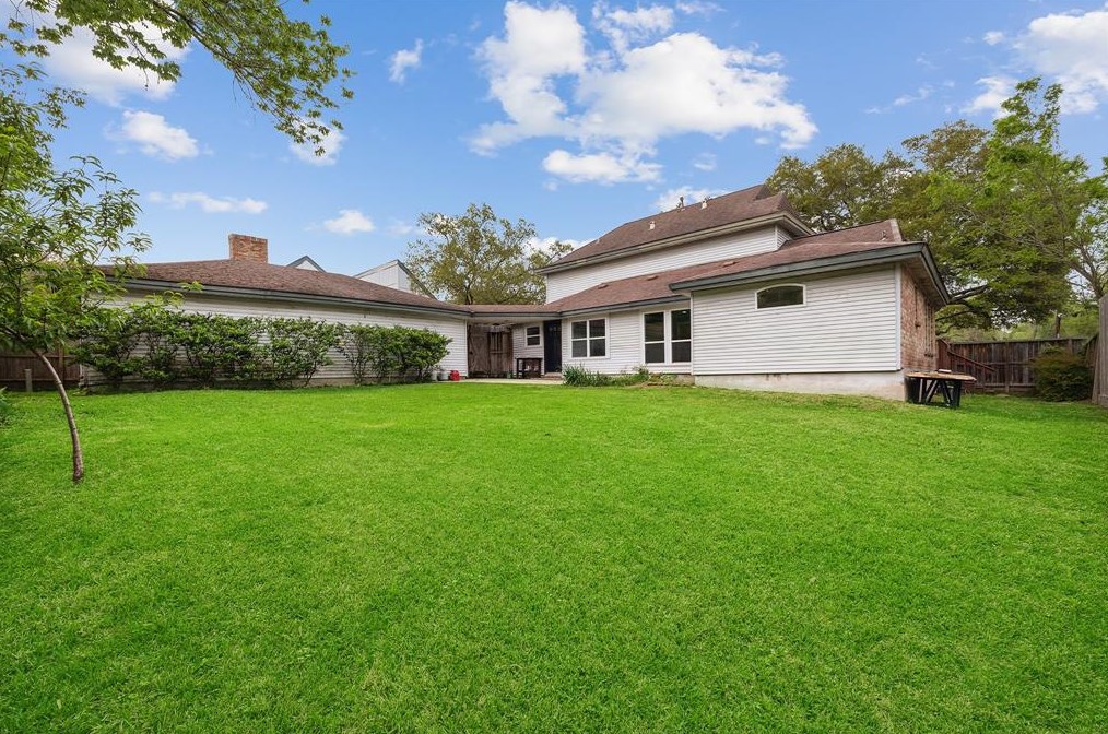 10811 Cranbrook Rd, Houston TX  77042-1323 exterior