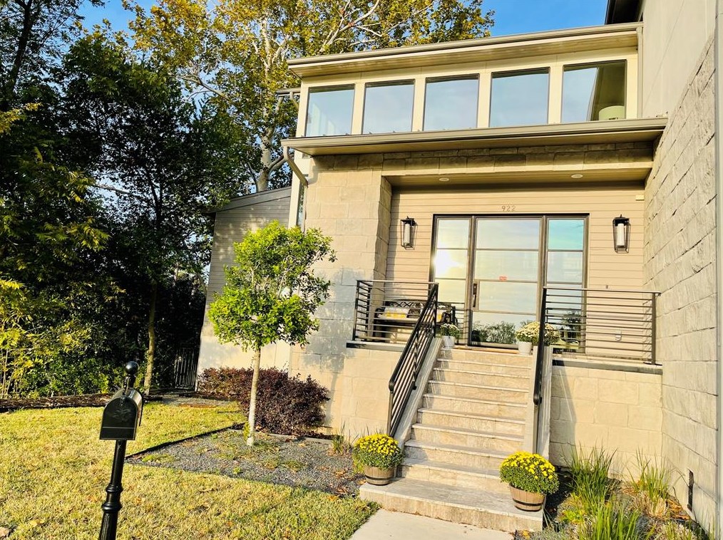 922 T C Jester Blvd, Houston TX  77008-6357 exterior