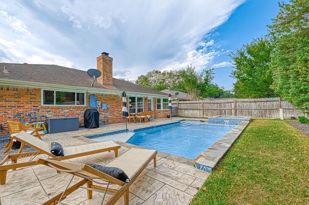 5718 Weeping Willow, Houston TX  77092-3339 exterior