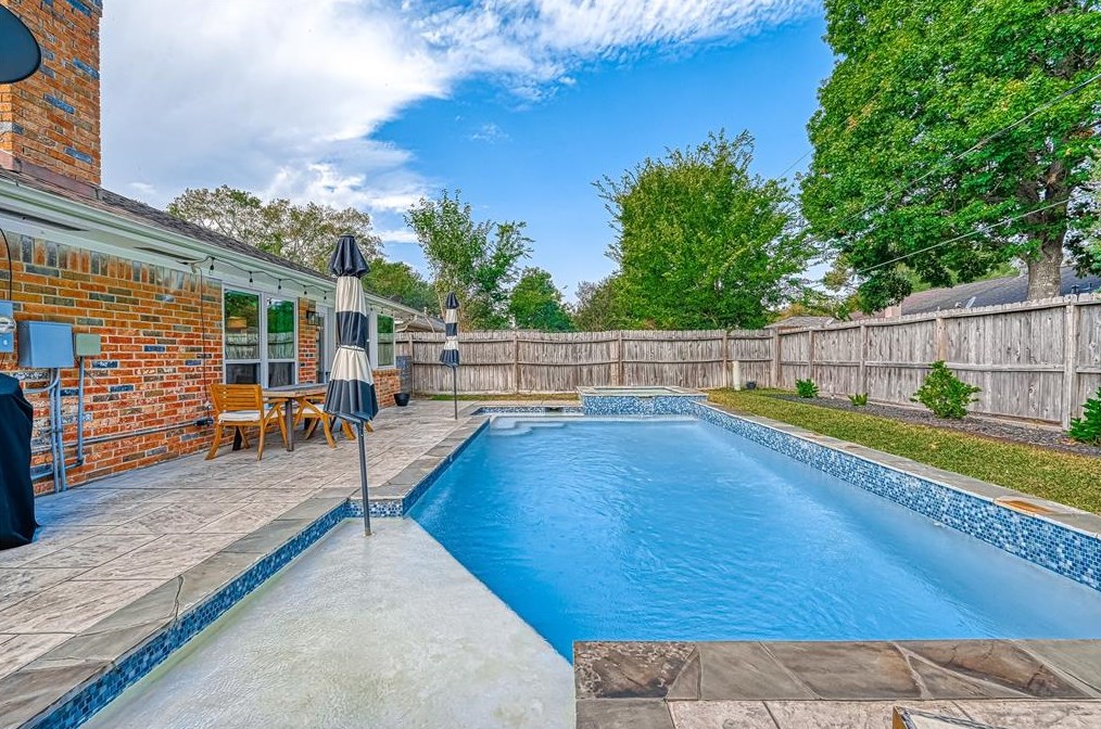 5718 Weeping Willow, Houston TX  77092-3339 exterior