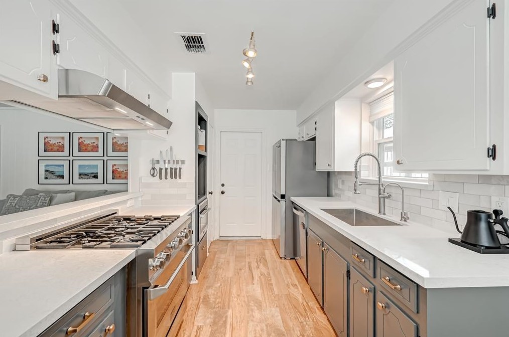 5718 Weeping Willow, Houston TX  77092-3339 exterior