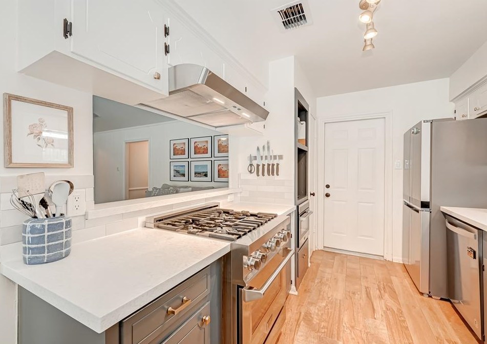 5718 Weeping Willow, Houston TX  77092-3339 exterior