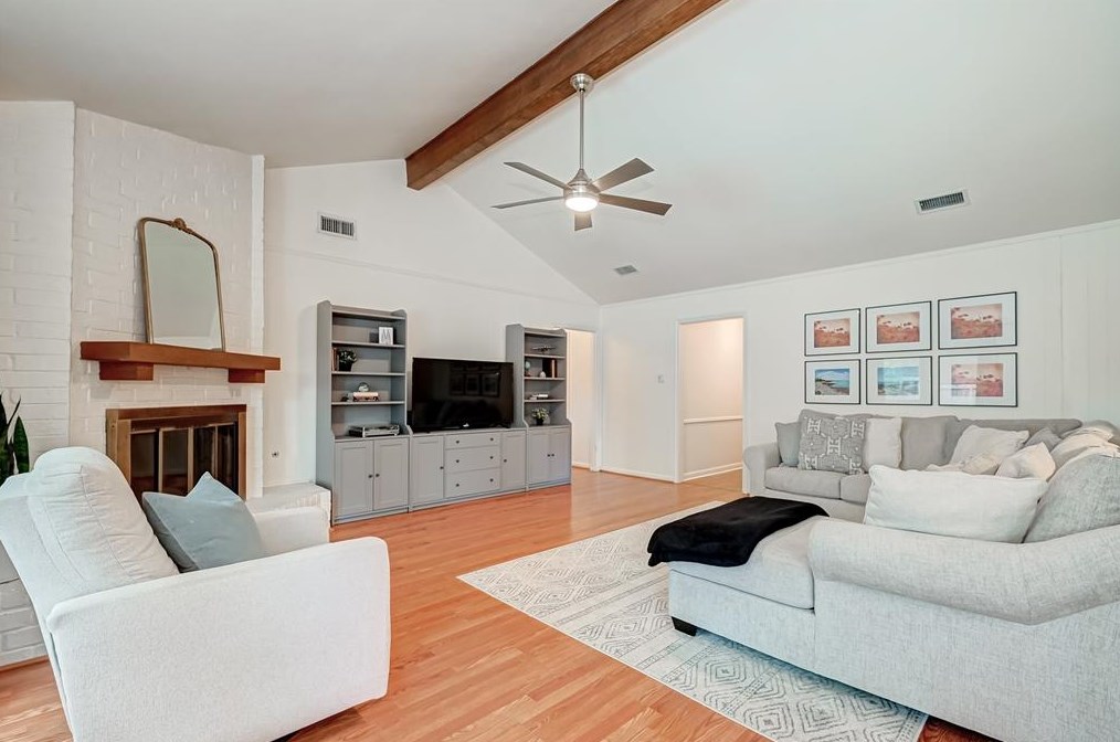 5718 Weeping Willow, Houston TX  77092-3339 exterior