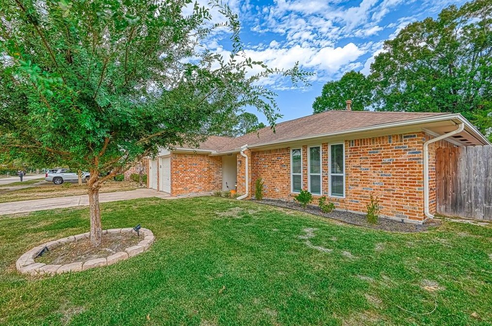 5718 Weeping Willow Rd, Houston TX  77092-3336 exterior