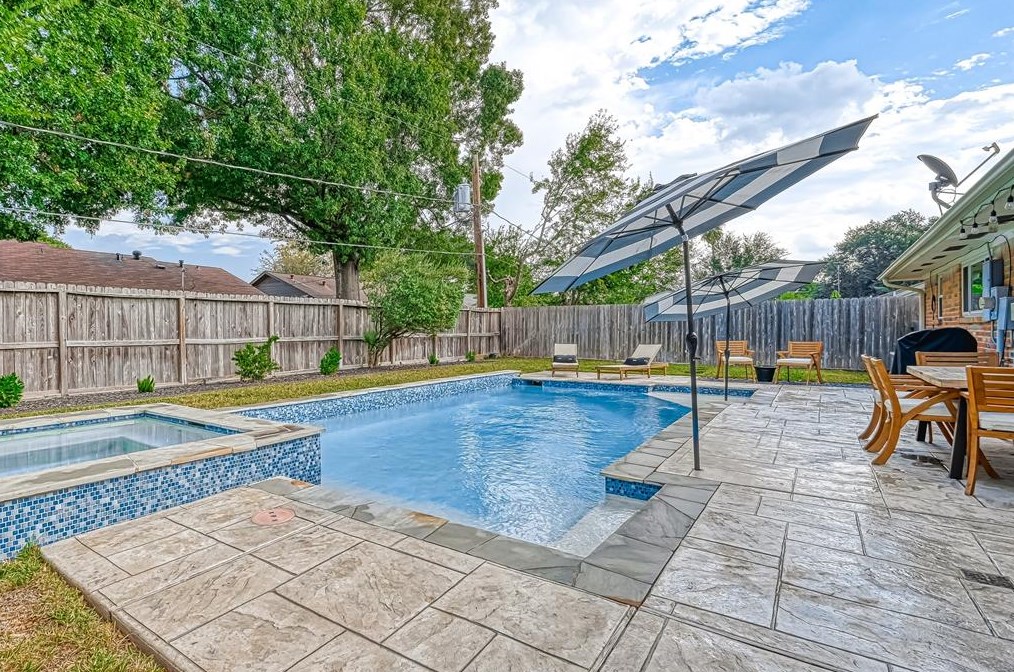 5718 Weeping Willow, Houston TX  77092-3339 exterior