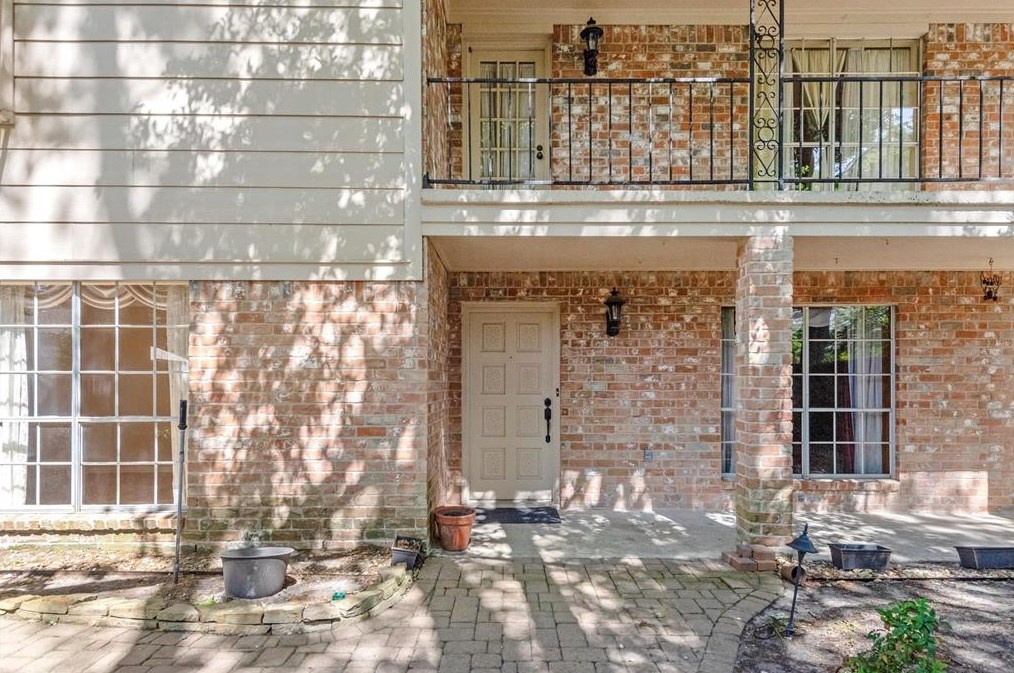5514 Spanish Oak Dr, Houston TX  77066-2442 exterior