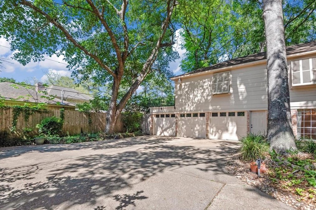 5514 Spanish Oak Dr, Houston TX  77066-2442 exterior