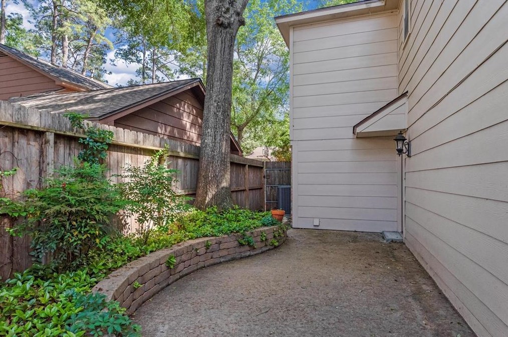 5514 Spanish Oak Dr, Houston TX  77066-2442 exterior