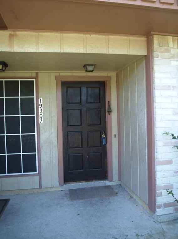 19311 Hollowlog Dr, Katy TX  77449-3939 exterior
