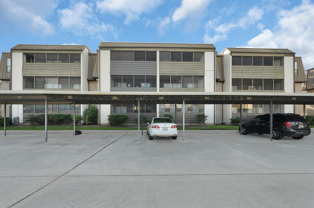 3035 Walnut Bend Ln, Houston TX  77042-3353 exterior