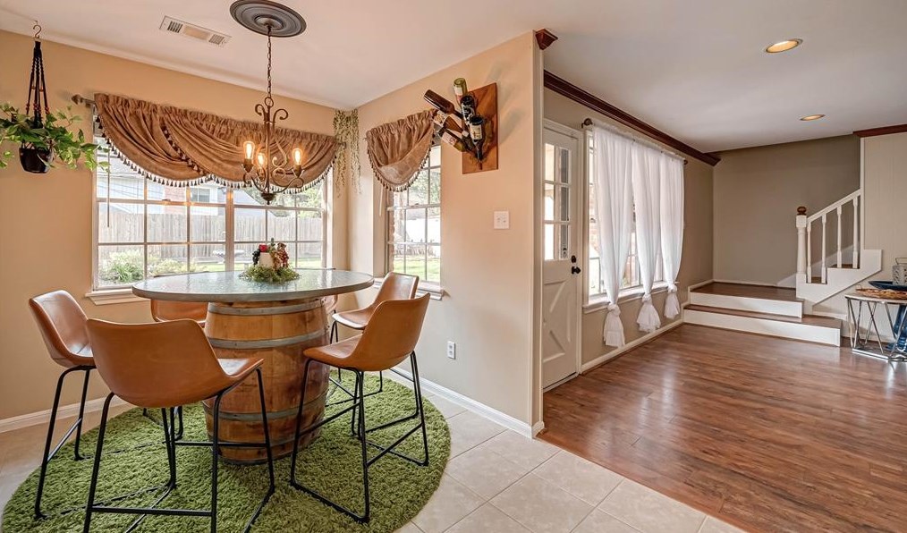 5614 Spanish Oak Dr, Houston TX  77066-2442 exterior